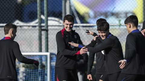 Los jugadores del Barcelona, durante un entrenamiento