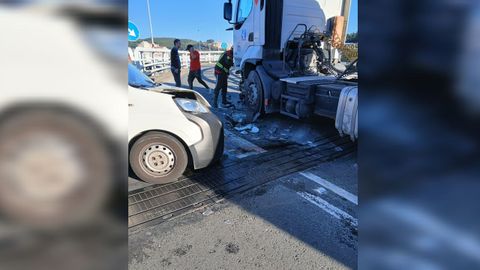 Un coche colision contra un camin en la parte elevada de la rotonda.