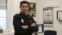 Juan Jos� Vila, en la imagen, es el delegado de la unidad de Participaci�n Ciudadana de la Polic�a Nacional de la comisar�a de Ferrol-Nar�n, cuya principal misi�n es la de prevenir.