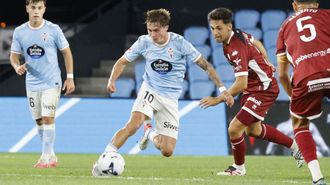 El jugador del Celta Fortuna �scar Marcos, durante el partido ante el Castell�n, en presencia de Capde.