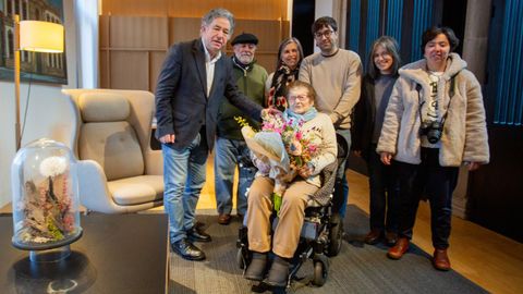 El alcalde de Pontevedra, Miguel Anxo Fern�ndez Lores, felicita a Carmen �lvarez por  su 100 cumplea�os