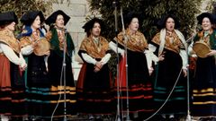 Primer grupo de pandeireteiras de Xacarandaina