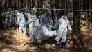Miembros del Servicio de Emergencia de Ucrania durante una exhumaci�n en Izium. 