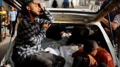 Civiles gazates trasladan en un coche a sus familiares muertos en el ataque con misiles israel a una zona segura de Rafah.