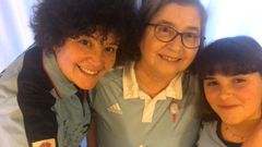 Itos, en el centro, con una de sus hijas y su nieta, Lola