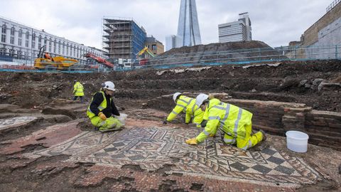 Mosaico romano hallado durante unas obras en Londres. Los investigadores destacan el gran parecido con el mosaico de la villa romana de La Estaca, en Las Regueras (Asturias)