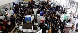 Los solicitantes tuvieron que esperar por la ma�ana durante horas para poder entrar en el recinto de la feria para dejar sus curr�culos a las empresas.