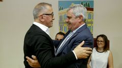 Javier Gestal, actual alcalde de Carral y cabeza de lista por Alternativa dos Vecios, saludando, en su toma de posesin en el 2019 a Jos Luis Fernndez Mourio, portavoz del PP, que es quien encabeza la mocin de censura que lo apartar de la alcalda el da 10.