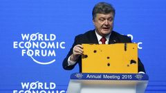 Poroshenko muestra c�mo qued� una pieza de un autov�s tras un ataque de un misil ruso