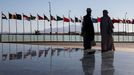 Egipcios visitan la plaza de la Paz en Sharm el Sheij antes de la cumbre de la paz en Gaza.