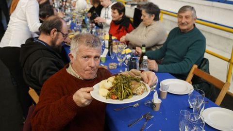 Un comensal ensea un plato completo con todos los productos.