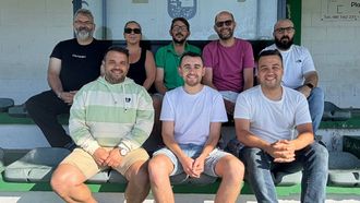 Nueva directiva del club, con Gabriel (abajo, en el medio) al frente