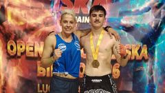 El focense Alberto Cabo Ilie, del Ari Foz Contact, posa con su entrenadora, Vanessa Ares, despu�s de proclamarse campe�n de Espa�a j�nior de kickboxing