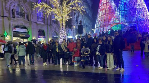 22 personas de una mism familia llegadas del norte de Portugal posaron ante el �rbol