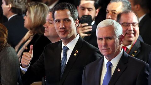 El presidente interino Juan Guaid�, junto al vicepresidente de EE.UU., Mike Pence, durante la reuni�n de mandatarios en Bogot�