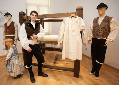 Noel se probó ayer por primera vez el traje gallego, hecho a mano, con el que competirá.
