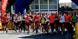 Los favoritos comenzaron a tomar posiciones ya en la salida de la prueba, frente al consistorio de Zas. 