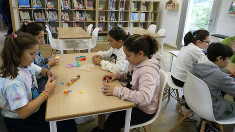 Nios realizando actividades en el primer da de clase en el colegio Mestre Rodrguez Xixirei en Santiago