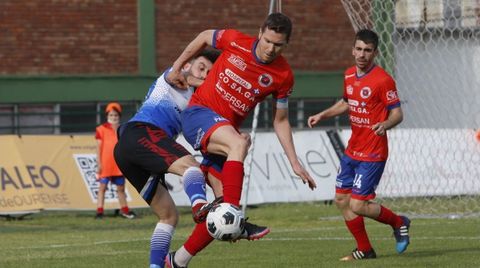 Hugo Garca controla un baln ante el estrecho marcaje de un jugador del Portonovo