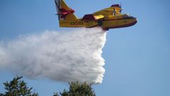 Imagen de archivo de una vi�n extinguiendo un incendio.