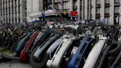 Activistas prorrusos permanecen tras una barricada en la sede de la Administracin Regional en Donetsk.