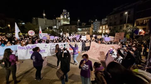 Cientos de personas participaron en la marcha pontevedresa.