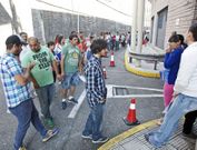 Las colas para optar a uno de los contratos indefinidos llegaron a medir cincuenta metros. 