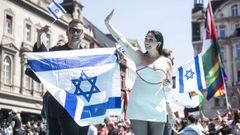 Yuval Raphael, de Israel, llega a la alfombra turquesa antes del inicio del 69. Festival de Eurovisin celebrado en el Rathaus.