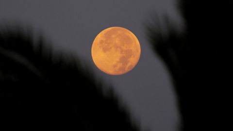 La Luna también se veía rojiza esta mañana