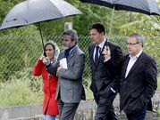 Besteiro y el alcalde, en el centro, visitaron A Pinguela.