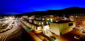 Vista nocturna del hospital Virxe da Xunqueira de Cee, cuya construcci�n cambi� la fisionom�a de la zona del relleno.