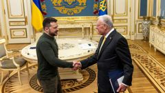 El presidente ucraniano Volodimir Zelenski, junto al enviado especial de Estados Unidos para negociar la paz de Ucrania,  Keith Kellogg