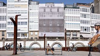 Una lona en la fachada con los nombres de los estudios de arquitectura que se han hecho cargo del proyecto anunci la proximidad de la obra de rehabilitacin