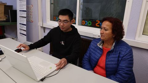 El estudiante Min Hao Jin, con Cristina Varela