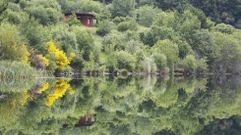 El lago de As Encrobas, en la parroquia cercedense del mismo nombre, de unos seis kil�metros de per�metro, est� rodeado de un frondoso bosque con casi medio mill�n de �rboles, especies de ribeira, cerca de 900 especies animales, una playa a la espera de uso y senderos aptos para caminar o ir en bicicleta. Los pescadores ya acceden a esta zona en la temporada h�bil, pero con requisitos como la pesca sin muerte.