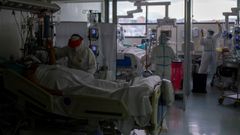 Sanitarios atienden pacientes con coronavirus en la rea, unidad de reanimaci�n del Complejo Hospitalario Universitario de Ourense (CHUO)