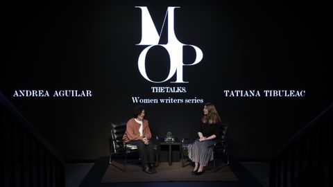 Tatiana T�buleac, a la derecha, con la periodista Andrea Aguilar, en A Coru�a