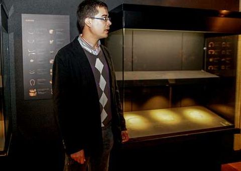 Mario Outeiro con las vitrinas vacías en el Museo tras la retirada de la colección.