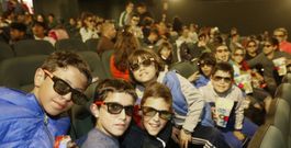 La novedad de las proyecciones en 3D anim� al p�blico joven a disfrutar ayer del cine en Viveiro. 
