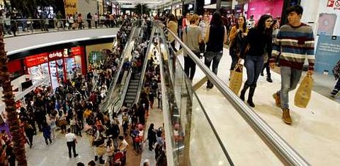 La �fashion night� del centro comercial As Cancelas de Santiago suscit� ya hace unos d�as una avalancha de consumidores. 
