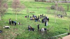 Alumnos del IES Monte Naranco y del Parque Infantil replantado el Monte Naranco