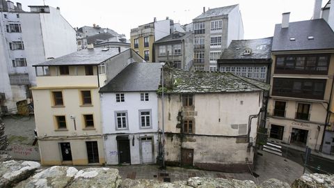 VIVIENDAS EN LA INTERSECCION DE LA RONDA DE LA MURALLA CON LA RUA RECATELO QUE NECESITARIA UNA REHABILITACION O REMODELACION DE LA FACHADA
EDIFICIO, RUINA
