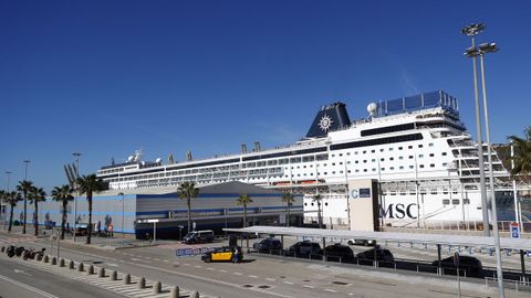 Un total de 69 ciudadanos bolivianos no pueden desembarcar de un crucero amarrado en Barcelona porque carecen de visado