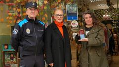 José Manuel Rico, jefe accidental de la Policía Local de A Coruña, Montse Paz, concejala de Seguridade Cidadá, Alba Balsa, presidenta de Distrito Mallos