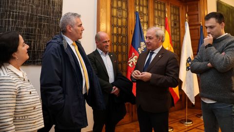Jos Tom (centro) en un encuentro con representantes de la Embajada de Cuba y la CEL en el 2024