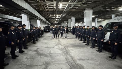 Agentes de la Polica Nacional de A Corua y Vigo en el cuartel de Lonzas momentos antes de partir hacia Valencia a prestar apoyo a los afectados por la gota fra