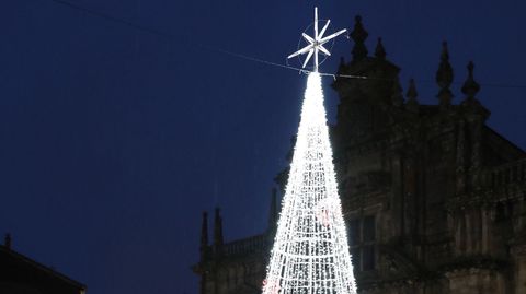 NAVIDAD EN CELANOVA.rboles y farolas, adems de los arcos de luces, estn decorados en las calles de Celanova. A pesar de la lluvia, las luces de Navidad iluminan la vila de san Rosendo