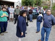 Numerosos vecinos apoyaron con su presencia al matrimonio que iba a ser desahuciado ayer de su vivienda en Ar�ns, y que finalmente obtuvo una pr�rroga. 