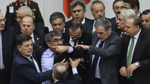 Diputados del partido gubernamental, el islamista Justicia y Desarrollo (AKP), llegan a las manos durante una discusi�n sobre una resoluci�n de seguridad interna en el Parlamento turco en Ankara (Turqu�a).