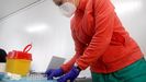 Preparaci�n de una dosis contra el coronavirus en un puesto de vacunaci�n en Gij�n